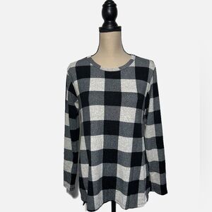 BLACK AND CREAM PLAID LONG SLEEVED TOP WITH DEEP SIDE SLITS size Medium